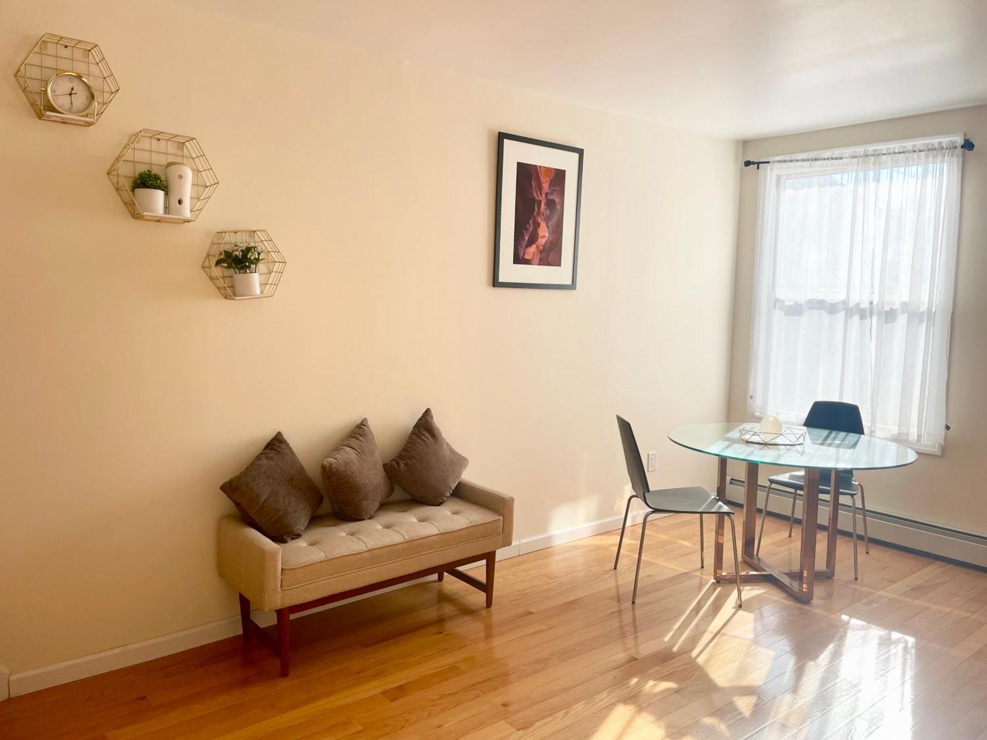 Homestay Stunning, Spacious House In Brooklyn, Nyc!
